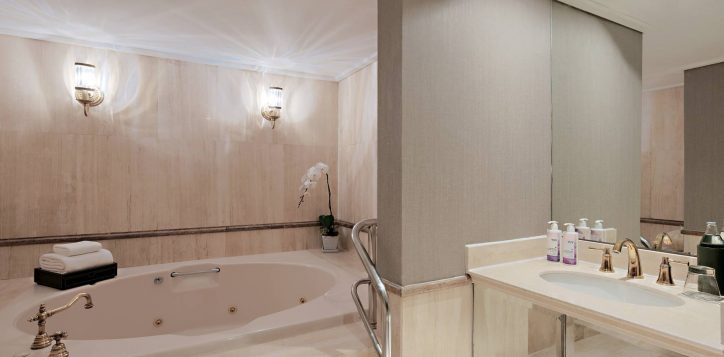 movenpick-bdms_presidential-suite_bathroom-3