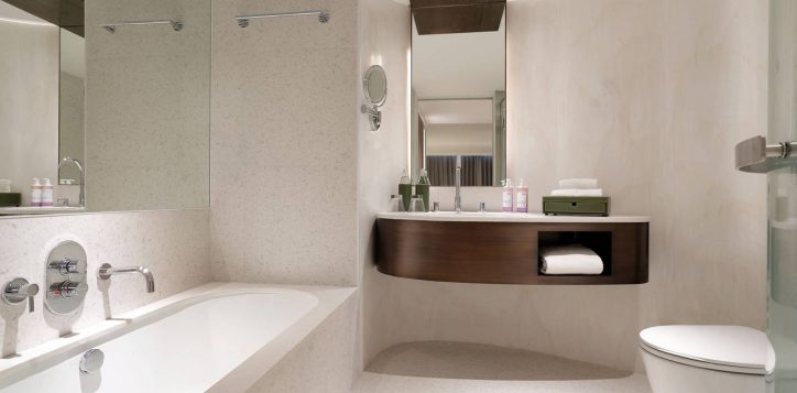 movenpick-bdms_deluxe-king_bathroom-2-2
