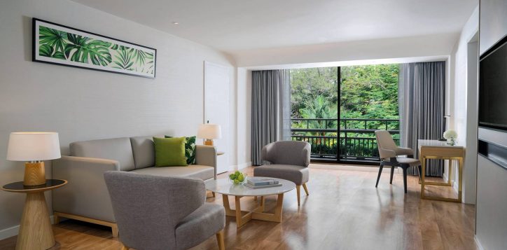 movenpick-bdms_deluxe-suite_living-room-2-2