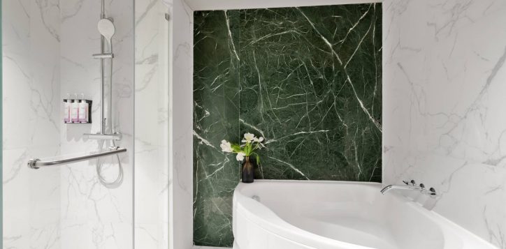 movenpick-bdms-wellness_family-suite-1bed-bathroom-1-2-2