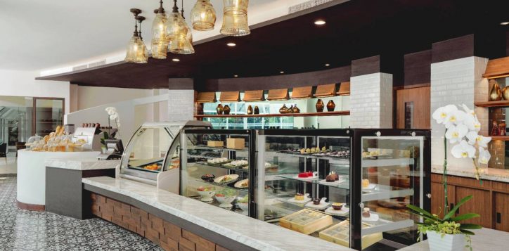 rim-klong-cafe-at-movenpick-bdms-wellness-resort-bangkok_interior-2