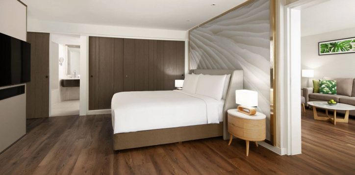 family-1-bedroom-suite-with-sofa-bed_main-bedroom-2